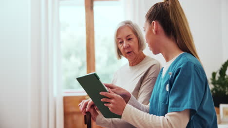 Älterer-Patient,-Krankenschwester-Oder-Tablet-Zu-Hause