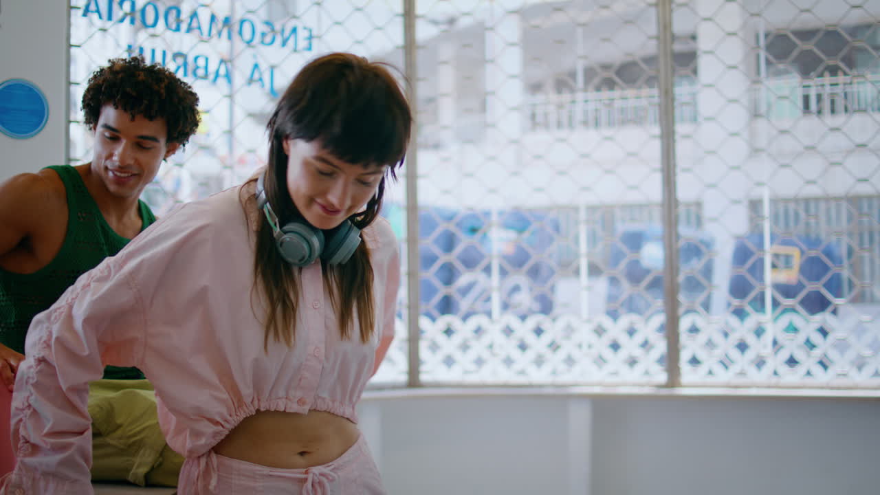 웃는 소녀가 남자친구와 셀프 서비스에서 채팅하고 행복한 커플이 옷을 고 있습니다.