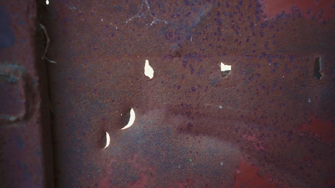 어리 구. 총알 구이 있는 금속. 군사적 폐허. 적대 행위의 장소. 전쟁.