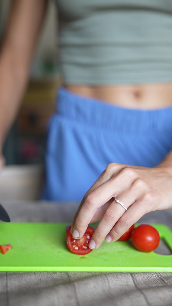 mujer cortando tomates