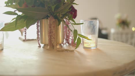 Se-Coloca-Un-Hermoso-Ramo-De-Flores-Sobre-La-Mesa-Con-Una-Vela-Encendida-En-Una-Ceremonia-De-Boda