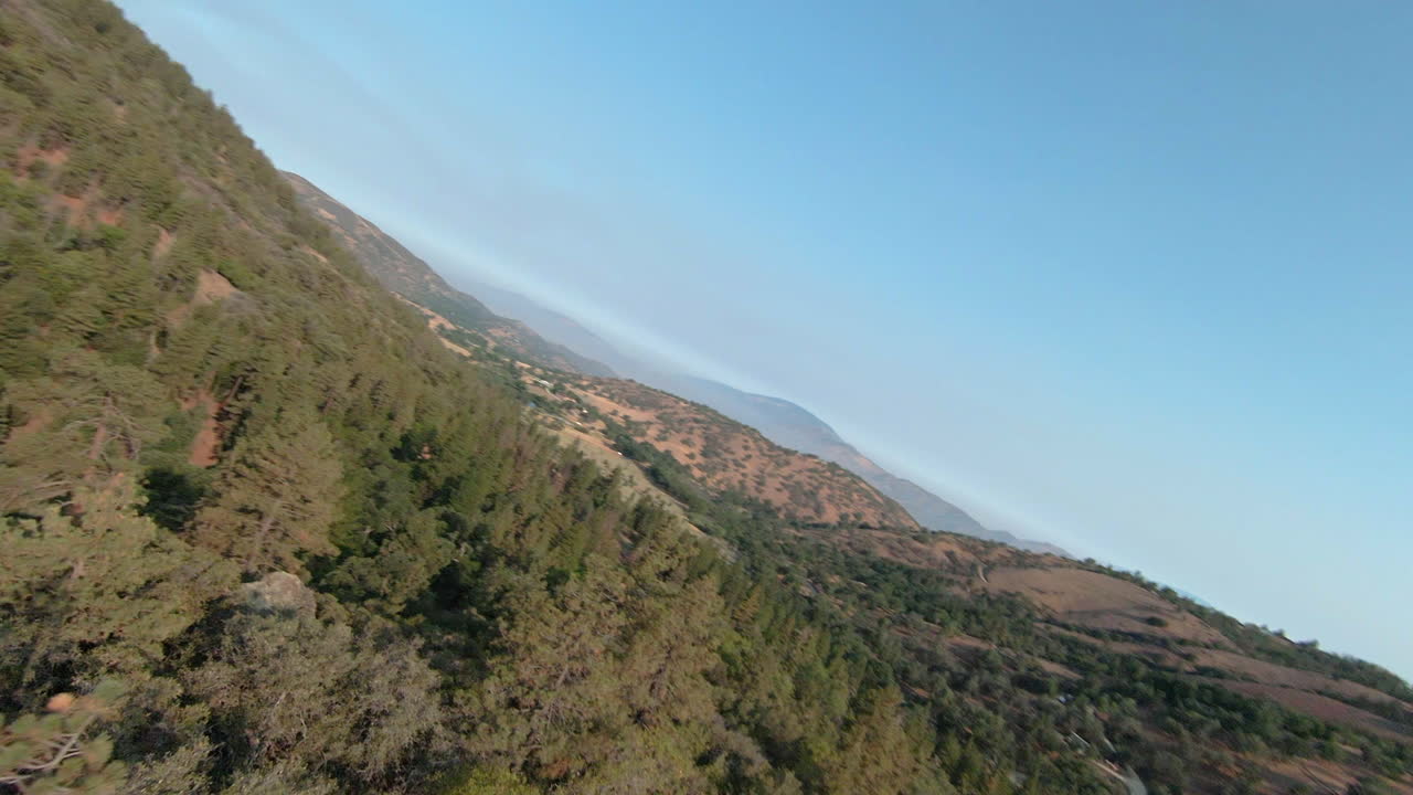 volando sobre el bosque y el afloramiento rocoso de granito de las montañas tehachapi