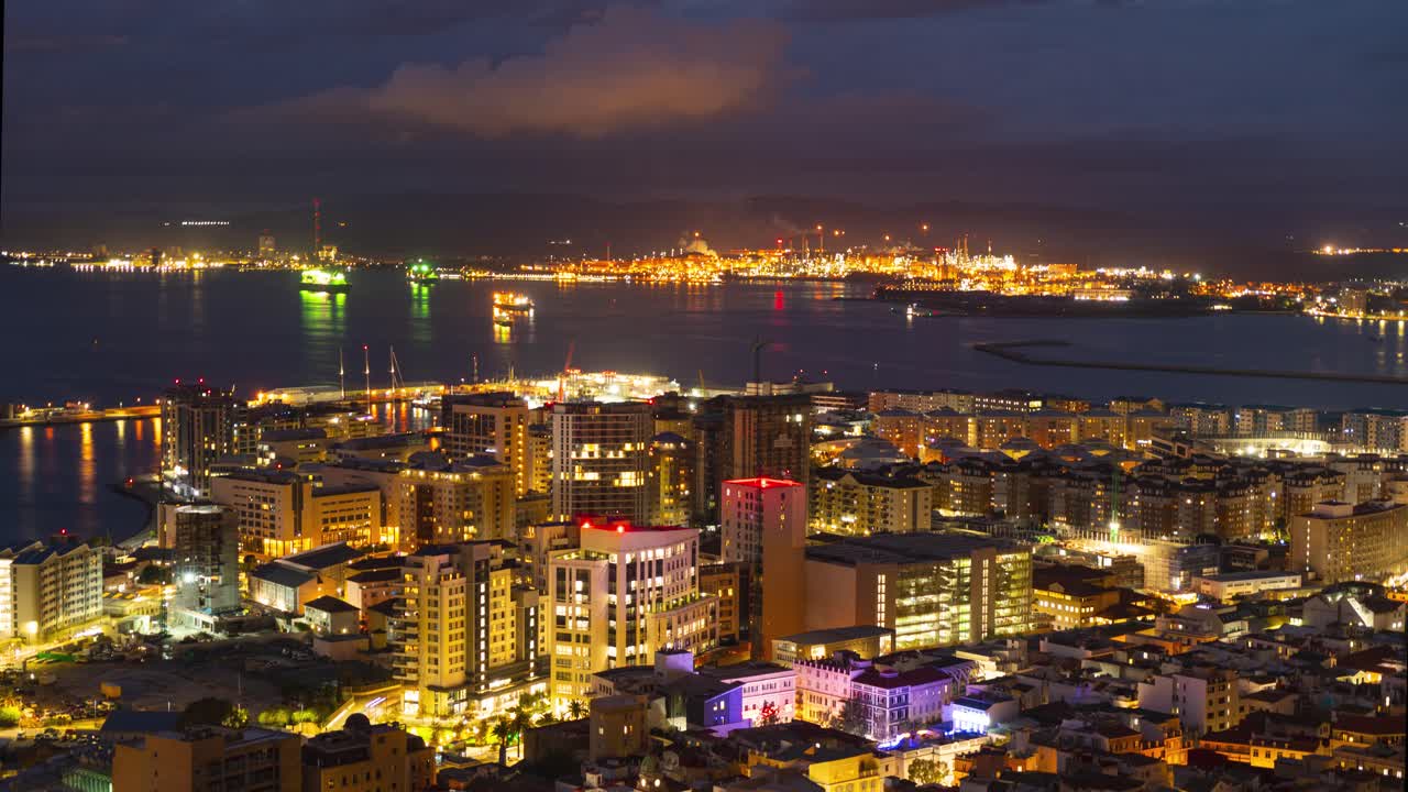 paisaje urbano de gibraltar y el puerto detrás por la noche con luces brillantes, lapso de tiempo
