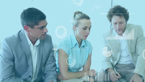 animación del procesamiento de datos financieros sobre diversas personas de negocios en la oficina