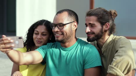 amigos jóvenes alegres durante el chat de video