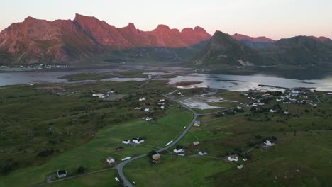 Fredvang-Dorf-Und-Lofoten-Inseln-Natur-Berglandschaft-In-Norwegen---Luftkreisen