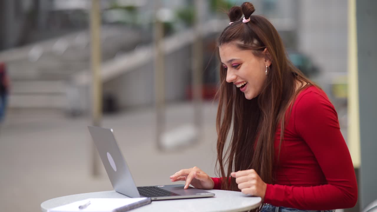 mujer trabajando en la computadora portátil al aire libre