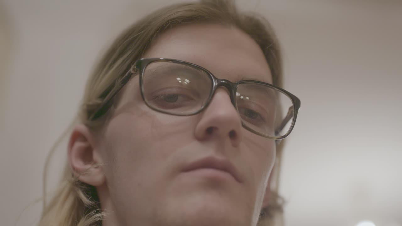 primer plano de una persona que lleva gafas