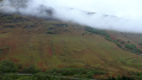 Filmausschnitt-Des-Nebligen-Und-Wolkigen-Schottischen-Hochlandgebirges