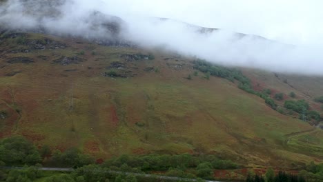 panorámica cinematográfica de las montañas escocesas brumosas y nubladas.