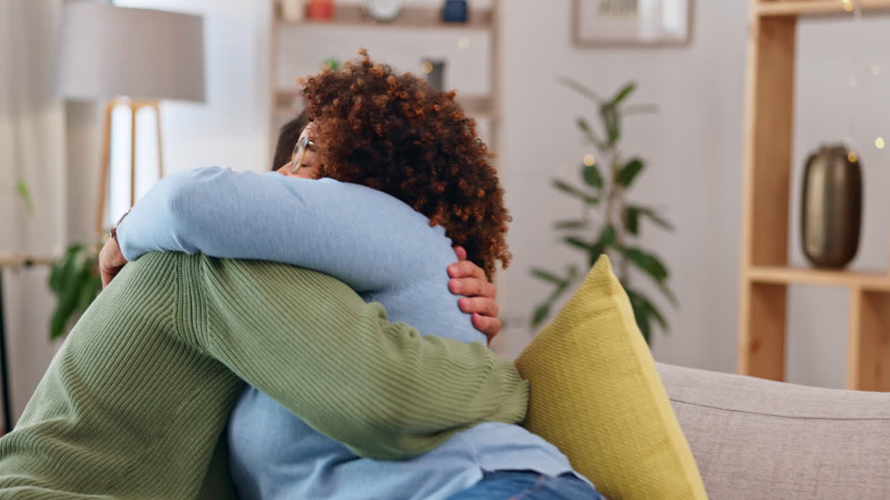 pareja, abrazados y felices por la prueba de embarazo positiva