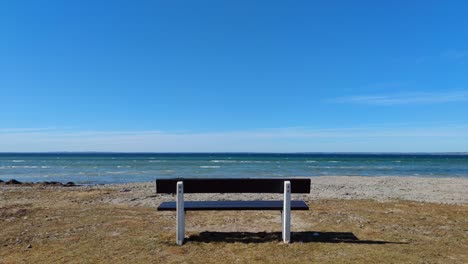 banco vacío en la playa