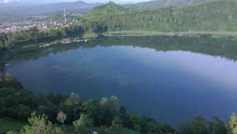 vista de avión no tripulado del lago con una superficie de agua que refleja el paisaje