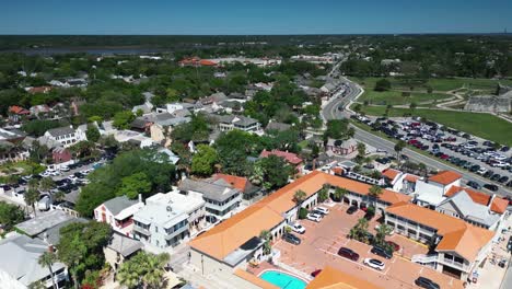 una toma de drone del barrio español y la puerta de la ciudad antigua