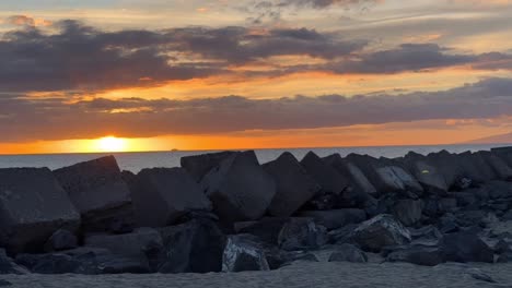 Wunderschöner-Sonnenuntergang-über-Dem-Meer,-Zeitraffer-Übergang-Zur-Goldenen-Stunde-Auf-Teneriffa,-Spanien