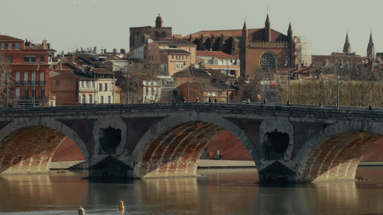 Storico Pont Neuf sul fiume Garonna nel paesaggio urbano di Tolosa