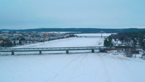 Toma-Aérea-Cinematográfica-Hacia-Los-Dos-Puentes-En-Rovaniemi,-Finlandia