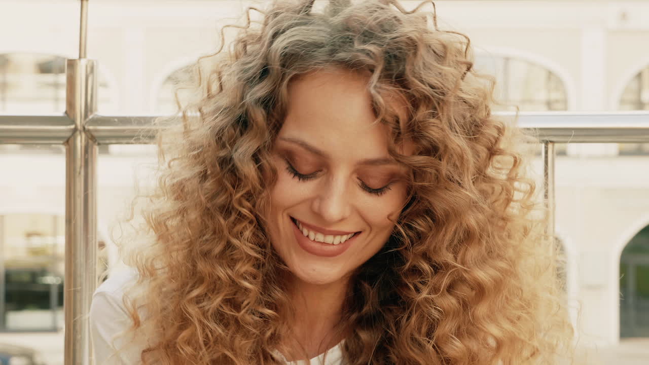 mujer hermosa con cabello rizado