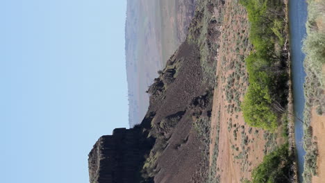 Flimmernder-Hitzedunst,-Blick-Auf-Alte-Seen-Und-Klippen-In-Schlaglöchern