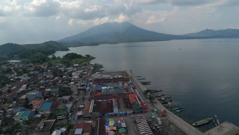 Vista-Aérea-Del-Mercado-Del-Lago-Buhi-Y-Muelle-De-Pesca-En-Buhi-Camarines,-Filipinas