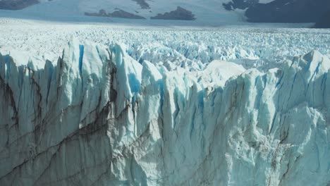 Toma-Panorámica-Izquierda-De-Interminables-Picos-De-Hielo-En-El-Glaciar-Perito-Moreno