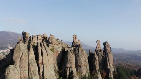 Toma-Aérea-De-Drones-De-Los-Lados-De-Las-Formaciones-Rocosas-Naturales-De-Belogradchik-En-Las-Estribaciones-De-Las-Montañas-De-Los-Balcanes-En-La-Provincia-De-Vidin,-En-El-Noroeste-De-Bulgaria.