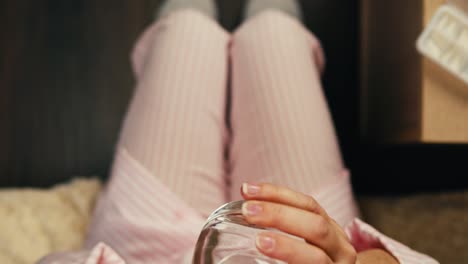 mujer en pijama bebiendo agua