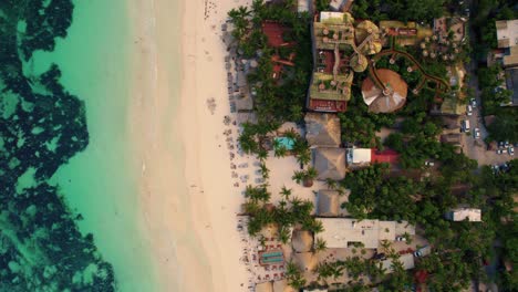 vista aérea de pájaro de la playa de arena de akiin con mar turquesa