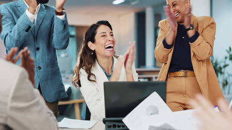 feliz equipo de negocios celebrando el éxito en una reunión en la oficina