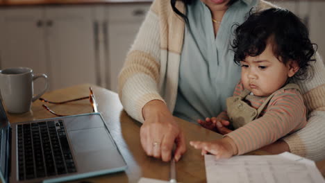 trabajo remoto, portátil y madre con hijo