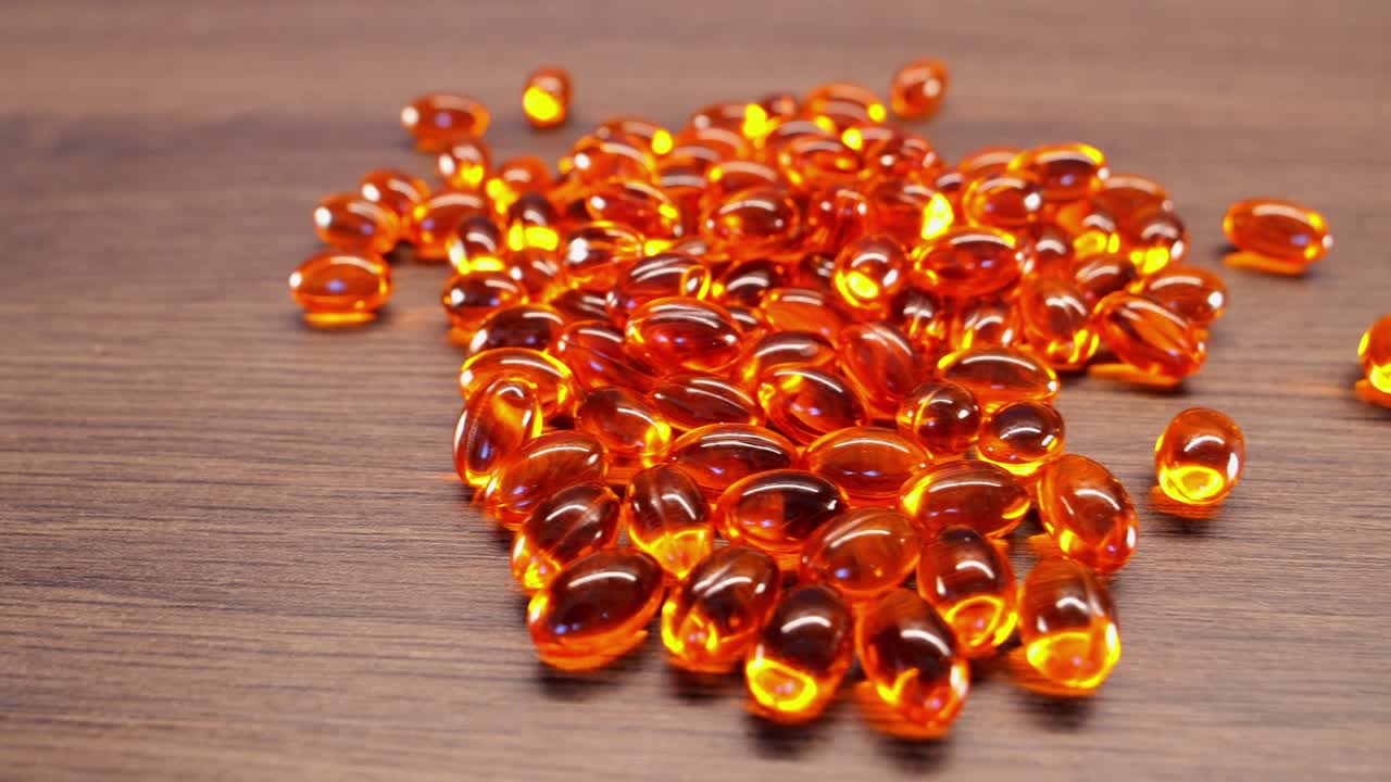 cápsulas de omega 3 de color naranja como símbolo de sobredosis de drogas, el desplazamiento
