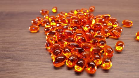 Cápsula-Naranja-Omega-3-Pastillas-Como-Símbolo-De-Sobredosis-De-Drogas,-Panorámica