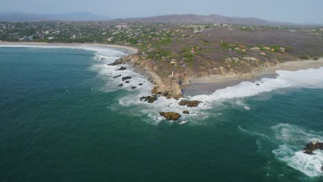 Amplia-Vista-Aérea-De-La-Costa-En-Punta-Zicatela,-México