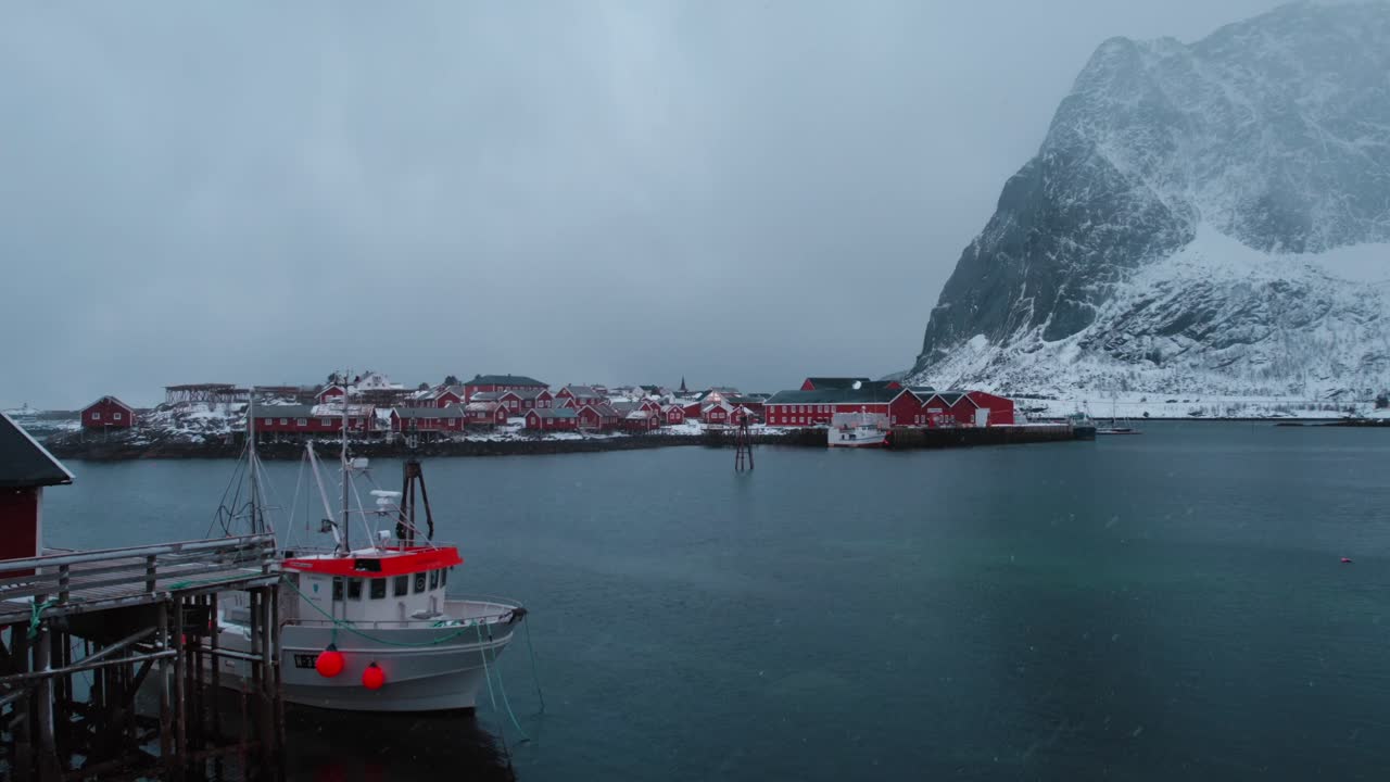 reine, 노르웨이 lofoten 섬의 산에 떨어지는 눈의 드론 영상