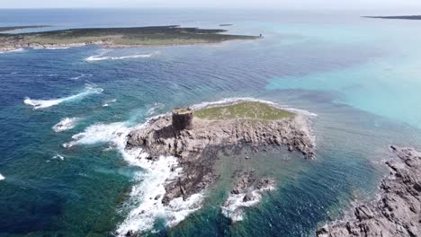 gran vista de pájaro de la impresionante pequeña isla con una torre de stintino en cerdeña, buen tiempo