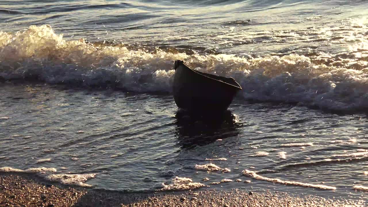 m1헬멧은 제2차 세계대전부터 pasgt헬멧으로 계승된 1985년까지 미군이 사용하던 전투헬멧이다.