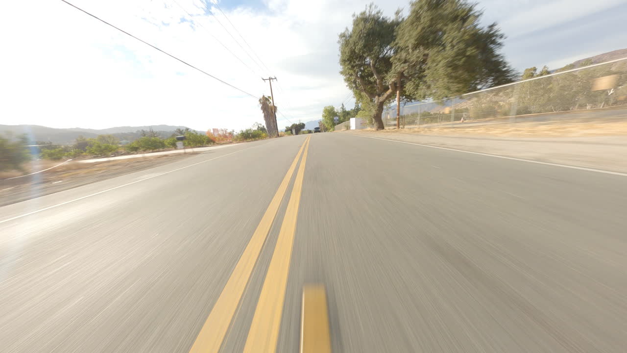vista de drones fpv de conducción rápida en la carretera