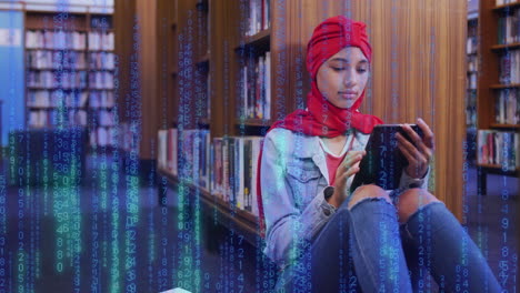 animación de un texto y datos sobre una estudiante biracial en hijab con una tableta