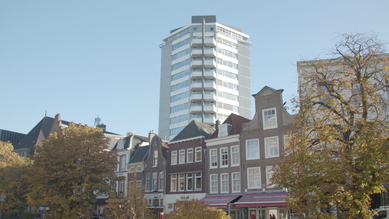 inclinándose desde viejos edificios monumentales hasta un moderno edificio de apartamentos en la ciudad de utrecht, países bajos