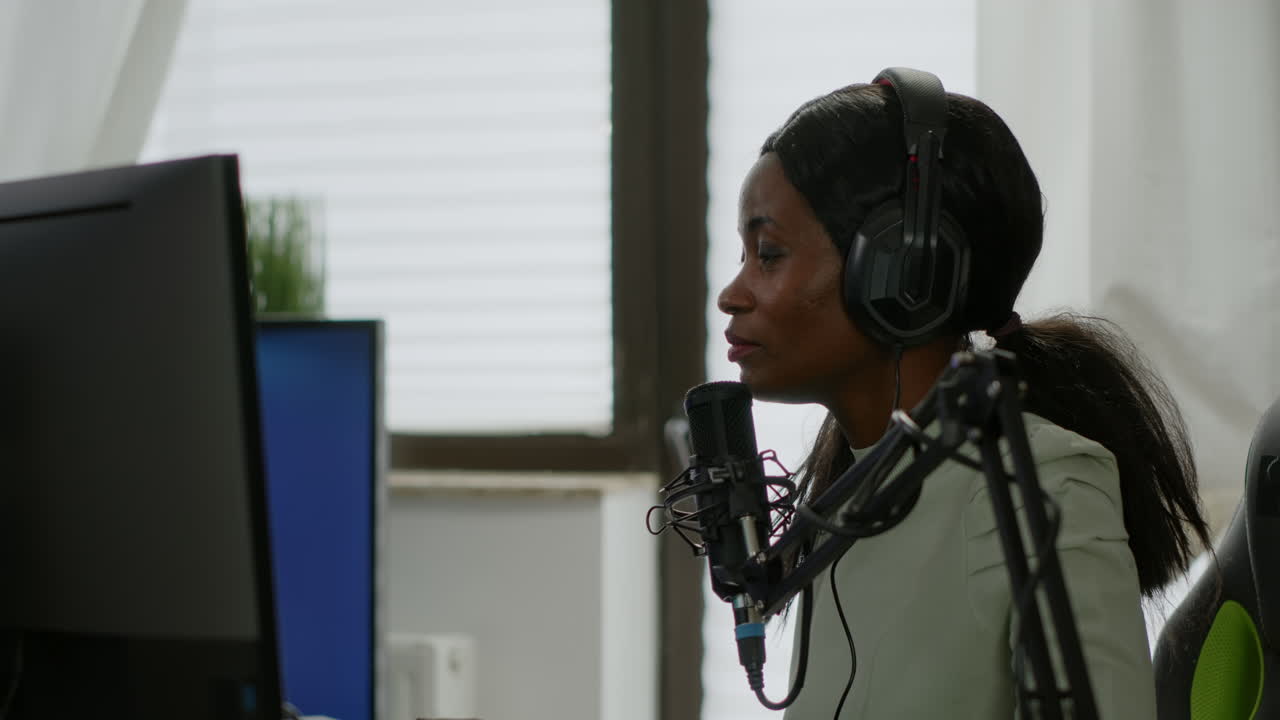 triste mujer negra con auriculares perdiendo videojuegos