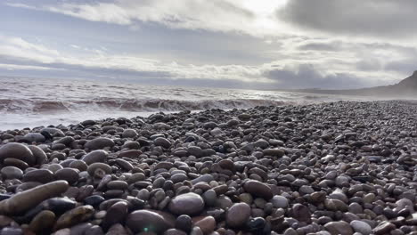 Weite-Landschaft-Mit-Einem-Kiesstrand,-An-Dem-Die-Wellen-Im-Süden-Englands-Zusammenbrechen,-Mit-Dramatischen-Abendwolken