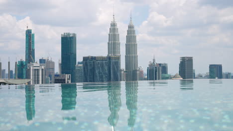 Piscina-Infinita-En-La-Azotea-Del-Hotel-Con-Vistas-A-Las-Torres-Petronas-En-Kuala-Lumpur,-Malasia