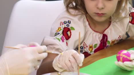 niño pintando huevos de pascua