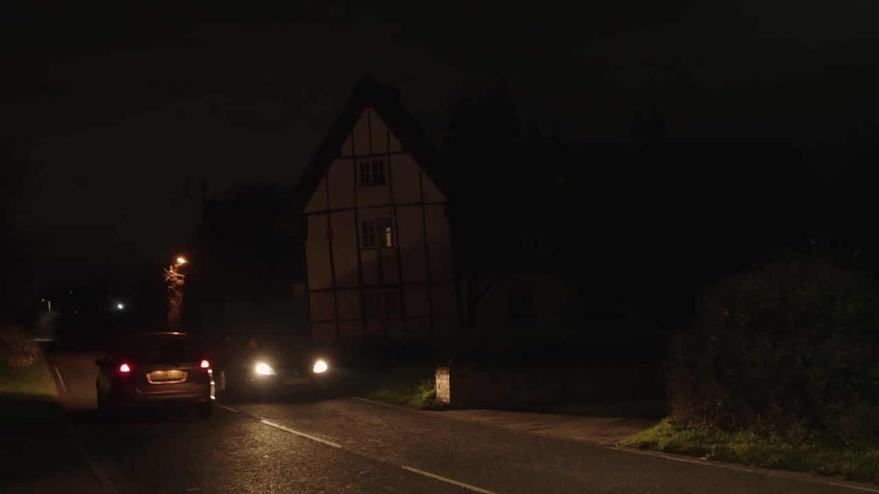 coche de carretera de noche oscura que pasa