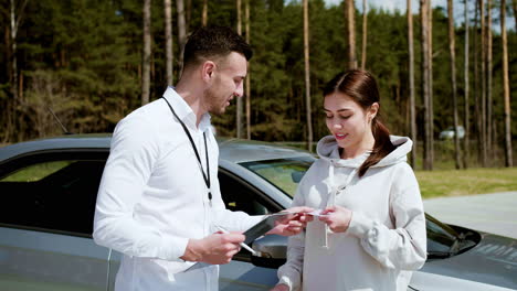 mujer recibiendo licencia de conducir