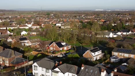 Vista-Aérea-Costosa-Propiedad-De-Clase-Media-Británica-En-Un-Soleado-Barrio-Suburbano-Rural