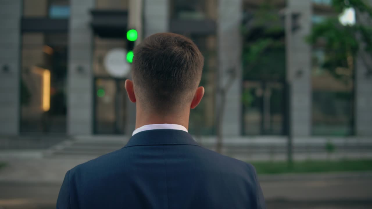 hombre de negocios cruzando la calle