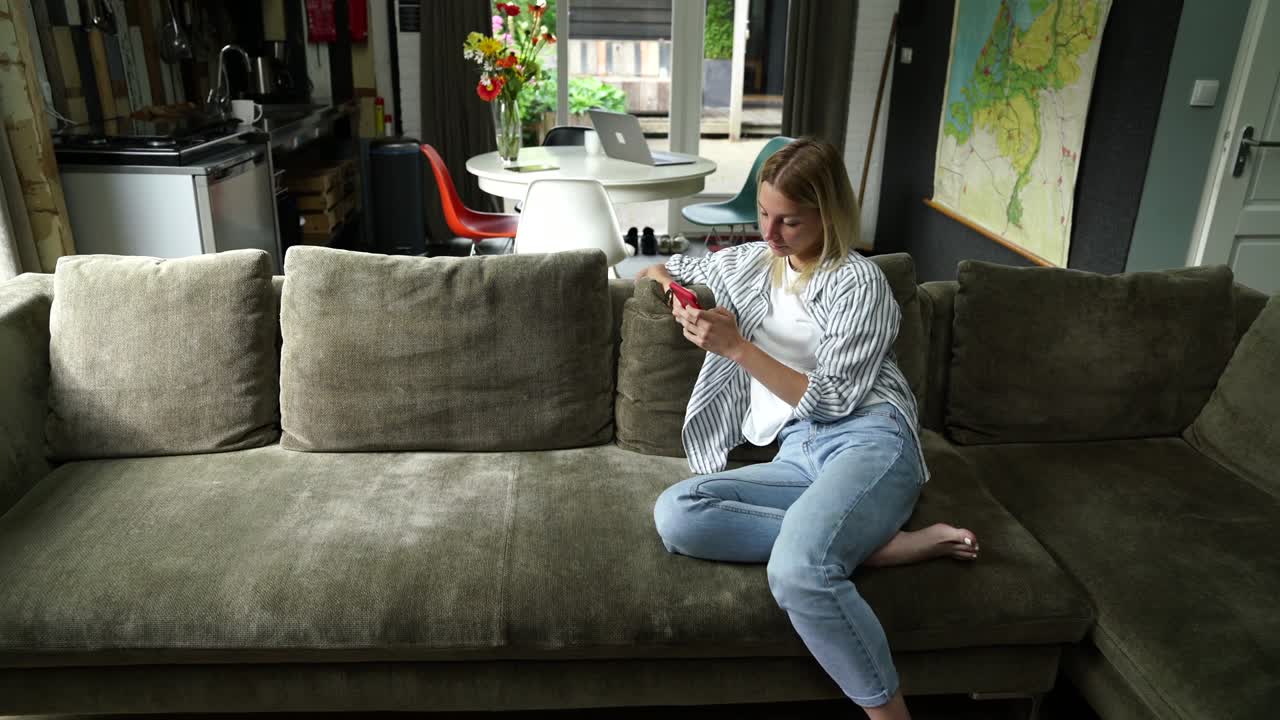 mujer caucásica independiente que utiliza tecnologías modernas