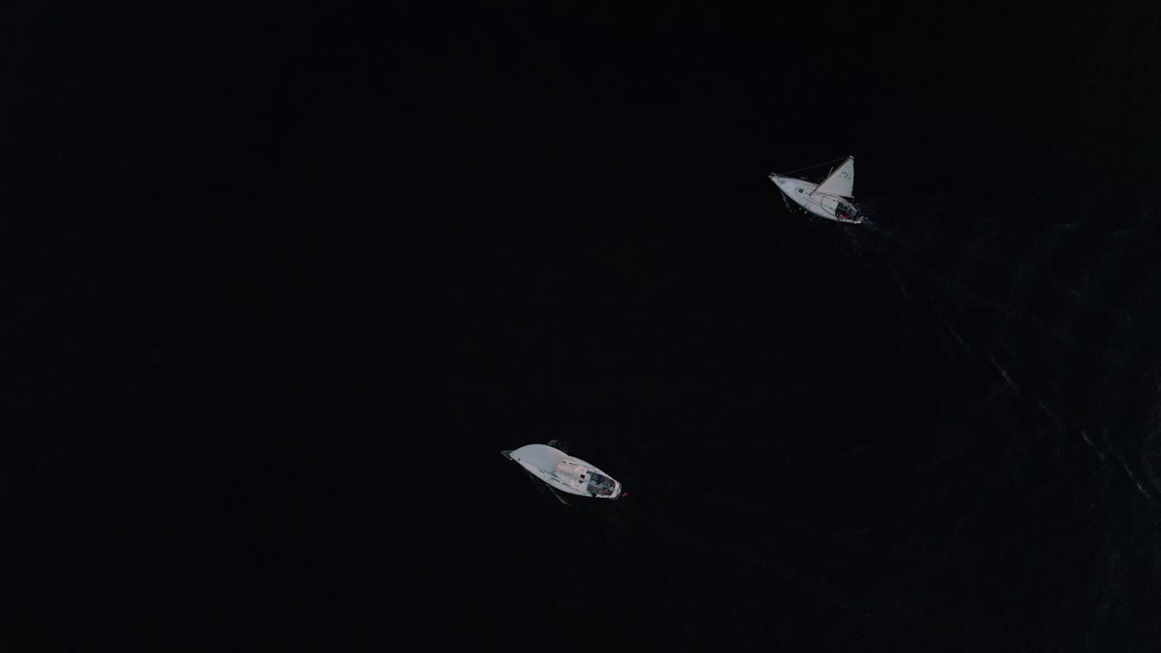 небольшие парусники входят в гавань со стороны балтийского моря