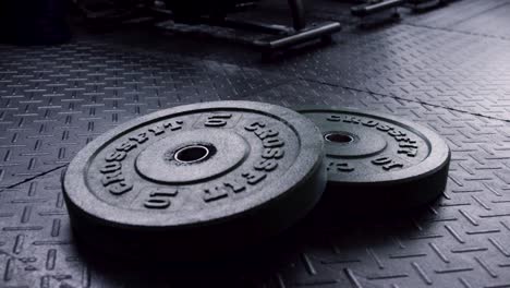 placas de peso en el gimnasio